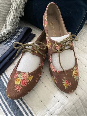 Restricted Brown Floral Corduroy Lace-Up Flats with Olive Laces Size 7